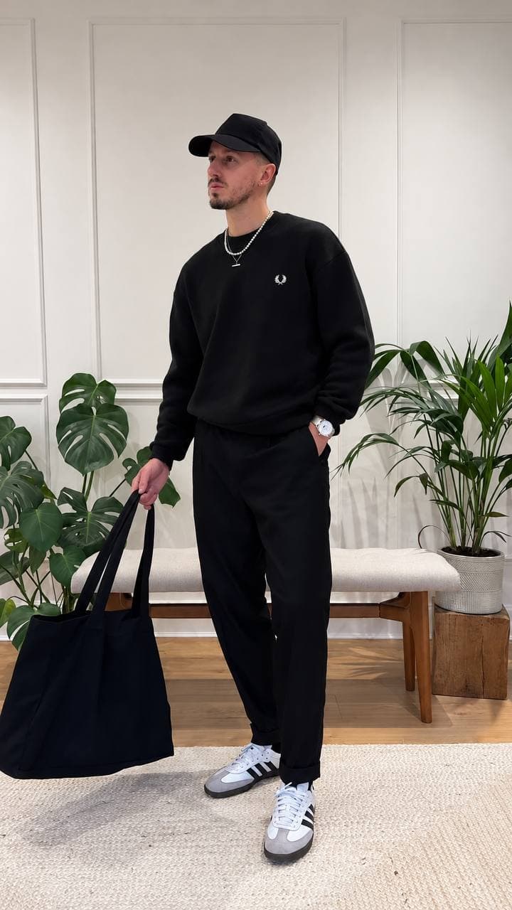 Laurel Emblem Crew Sweatshirt in Black