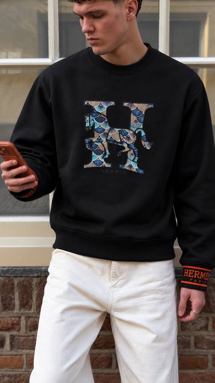 Big Letter Crew Sweatshirt in Black